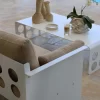 מערכת ישיבה דגם לונה אלומיניום לבן עם בד פנמה מתחת לפרגולה, לצד שולחן נסט
