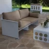 ספת לונה מתחת לפרגולה עם שולחן נסט צבע לבן