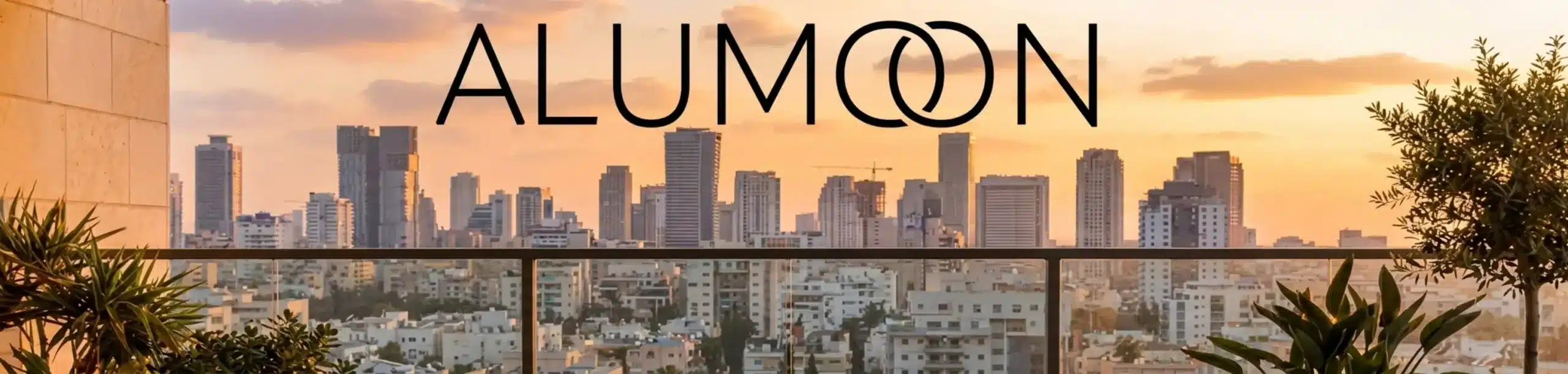 תמונה יוקרתית של פנטהאוז מודרני מואר באור שקיעה ישראלית. במרכז המרפסת עומד שולחן אלומיניום יוקרתי בצבע שחור מט עם גימור מוקפד, סביבו כיסאות חוץ אלגנטיים מאלומיניום. ברקע משתקף נוף עירוני מבעד למעקה זכוכית, ובפינות ניצבות אדניות מעוצבות התואמות לקו הנקי של הריהוט.