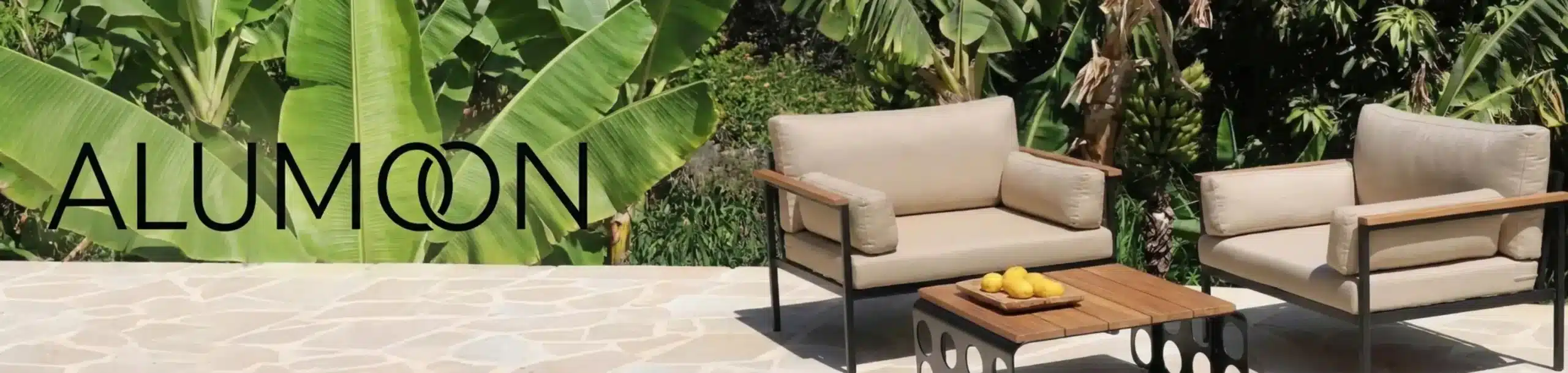 תמונה מרהיבה של מרפסת שמש מעוצבת. במרכז התמונה שולחן קפה מאלומיניום עם רגליים דקות ושחורות, ומעליו פלטת עץ טיק איכותית. סביב השולחן כורסאות אלומיניום תואמות עם כריות בהירות ומשענות ידיים מעץ המייצרות הרמוניה עיצובית